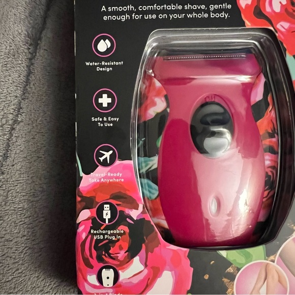 Betsey Johnson Rechargeable Wet & Dry Shaver - Picture 5 of 5
